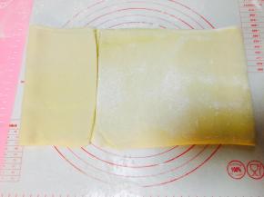 左起四分之一向右折，右起四分之三向左折。接口相遇。