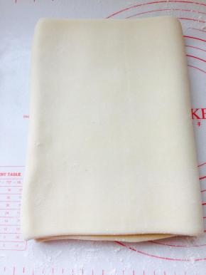 再沿这中心位置对折。包裹保鲜膜放入冰箱冷冻15到20分钟。到这步与丹麦是相同的。