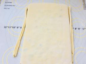 再次取出后，将面擀成上下长度25厘米，宽16厘米左右的厚片。切掉左右两侧边缘。这个宽度是一个450的量 ，因为是分开开酥的。如果你一起开，那么上下长度不边，宽度增加即可。