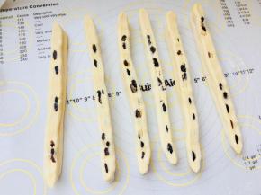 将面片平均分成6分，大概每条2.5厘米。开酥切口朝上，轻轻按压。