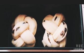 编好的辫子向下对折，放入模具中发酵。低温发酵到9分满。发酵温度不可超过28度。