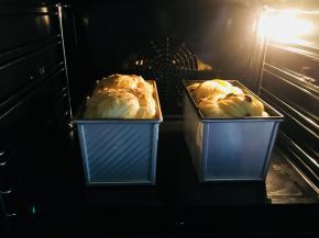 刷蛋液。烤箱180度，烤40到50分钟。具体温度根据自己烤箱脾气调节。关于蛋液，1个鸡蛋加15毫升淡奶油，这个配方来自法式可讼简化版。用不完，可以减半做。