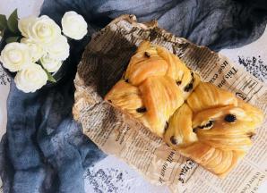 出炉立刻脱模摊凉即可。因为是一次四折，一个三折，表面的纹路会稍微大一些。这样恰好给葡萄干留了空间。