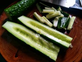 青瓜洗干净切半去籽切小条