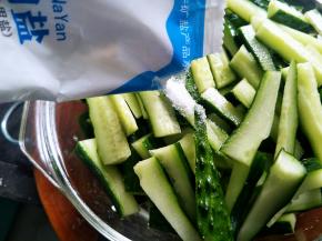 青瓜条放上盐