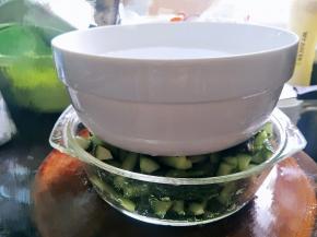 用重物压住，碗里可以放些水，更重更好压出水出来