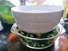 用重物压住，碗里可以放些水，更重更好压出水出来