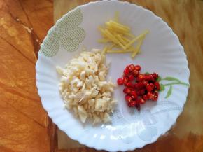 切姜丝，蒜蓉，辣椒段