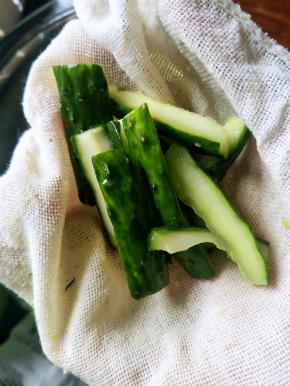 压好的青瓜放入纱布
