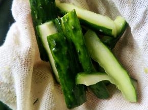 压好的青瓜放入纱布