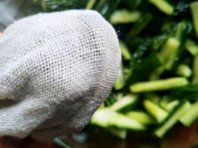 用力的再挤出一些水来