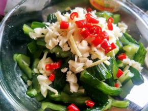 青瓜条放入姜丝蒜蓉辣椒段搅拌