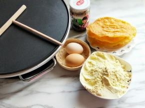 准备食材，我的粉是买的人家调好的，就是食材中的量混合在一起了。脆饼我提前炸的，酱可以根据个人喜欢，甜酱，咸酱，辣酱等都可以，我用的是煎饼锅，如果没有这种锅用平底不粘锅也可以。