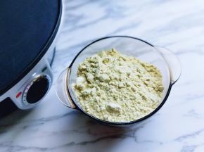 首先我们来调试面糊，如果你的是自己配粉，这时候取一个大一点的器具，将面粉类全混合倒入器具中就可以