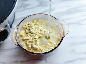 加入水，椒盐调试面糊。