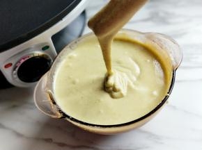 这里说一下面糊的干湿度，要调到提起筷子可以成线的状态。（那么水的量一定要把握好，可以分次加入水，不同的面粉吸水性不同，所以水量一定要根据实际情况来增减。）