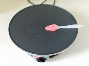 刷少许食用油。