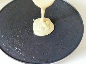 再盛一勺调试好的面糊倒在煎盘上。
