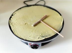 快速用刮棒将面糊刮薄至均匀。