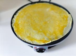 继续用刮棒将鸡蛋刮散至均匀。