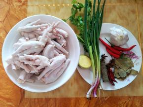 准备剪好指甲的鸡脚还有各种卤料调味菜