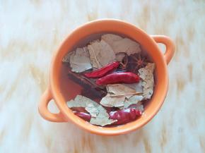 香叶干辣椒八角桂皮放放热水泡15分钟左右