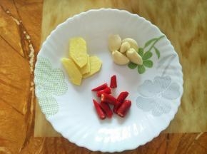 切姜片辣椒段，蒜头去皮