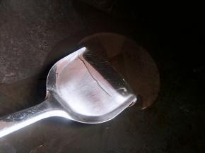 锅里放入花生油