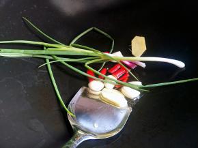 油热放入葱。蒜头辣椒，姜片，爆香