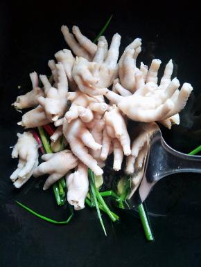 再放入鸡脚翻炒