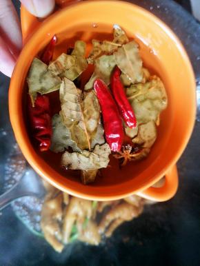 再倒入泡好的卤料