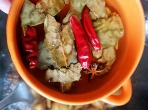再倒入泡好的卤料