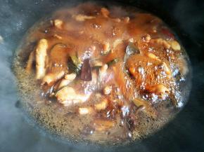 大火煮开，转中小火，卤一个小时左右就可以了。看你喜欢。我最少卤一个小时