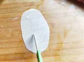 再擀好的面皮中间划两刀。