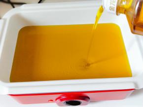 美食锅中加入食用油。