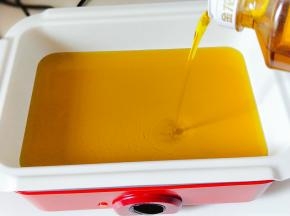 美食锅中加入食用油。