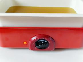 中温将油烧热。