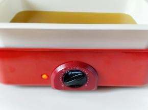 中温将油烧热。