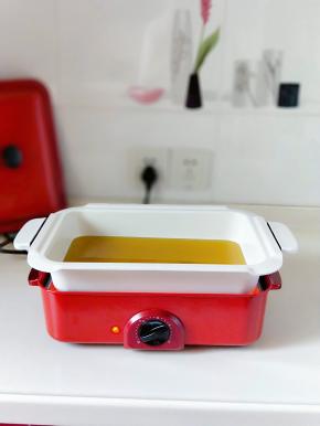 油不需要放太多，美食锅的陶瓷烤盘一半就可以。