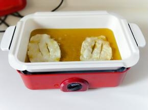 放入擀好的面皮，保持中火炸脆饼。