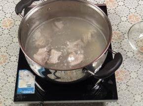 锅里倒入适量的清水，加入少量的姜片，放入洗干净的排骨，大火煮开，可以把排骨中的血水煮出来。