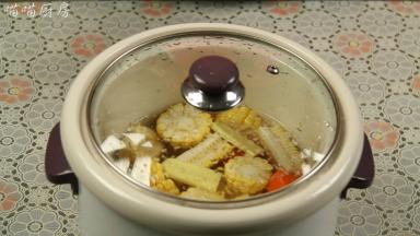 把所有的食材放入到炖锅中，加入适量的水，连接电源，选择煲汤功能。