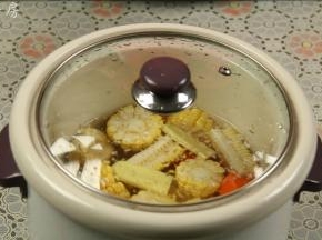 把所有的食材放入到炖锅中，加入适量的水，连接电源，选择煲汤功能。