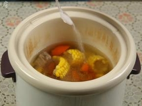 一个小时左右，玉米萝卜排骨汤就做好了，食用前加入适量的盐、