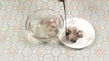 煮好的排骨捞起来，放入清水中洗去血沫，捞起备用。