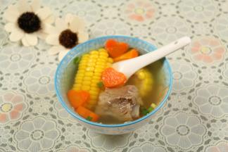 美味的汤喝起来。