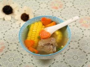 美味的汤喝起来。