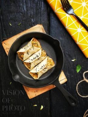 外焦里嫩的锅贴好了，每咬一口都是淡淡的槐花香，沁人心脾。