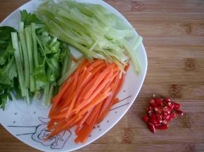芹菜切段，莴笋切丝，红萝卜切丝，小米椒切小段。