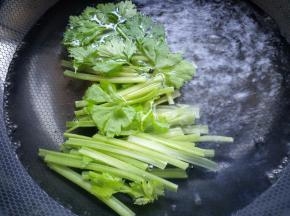 水烧开放少许盐，放入芹菜焯水半分钟。